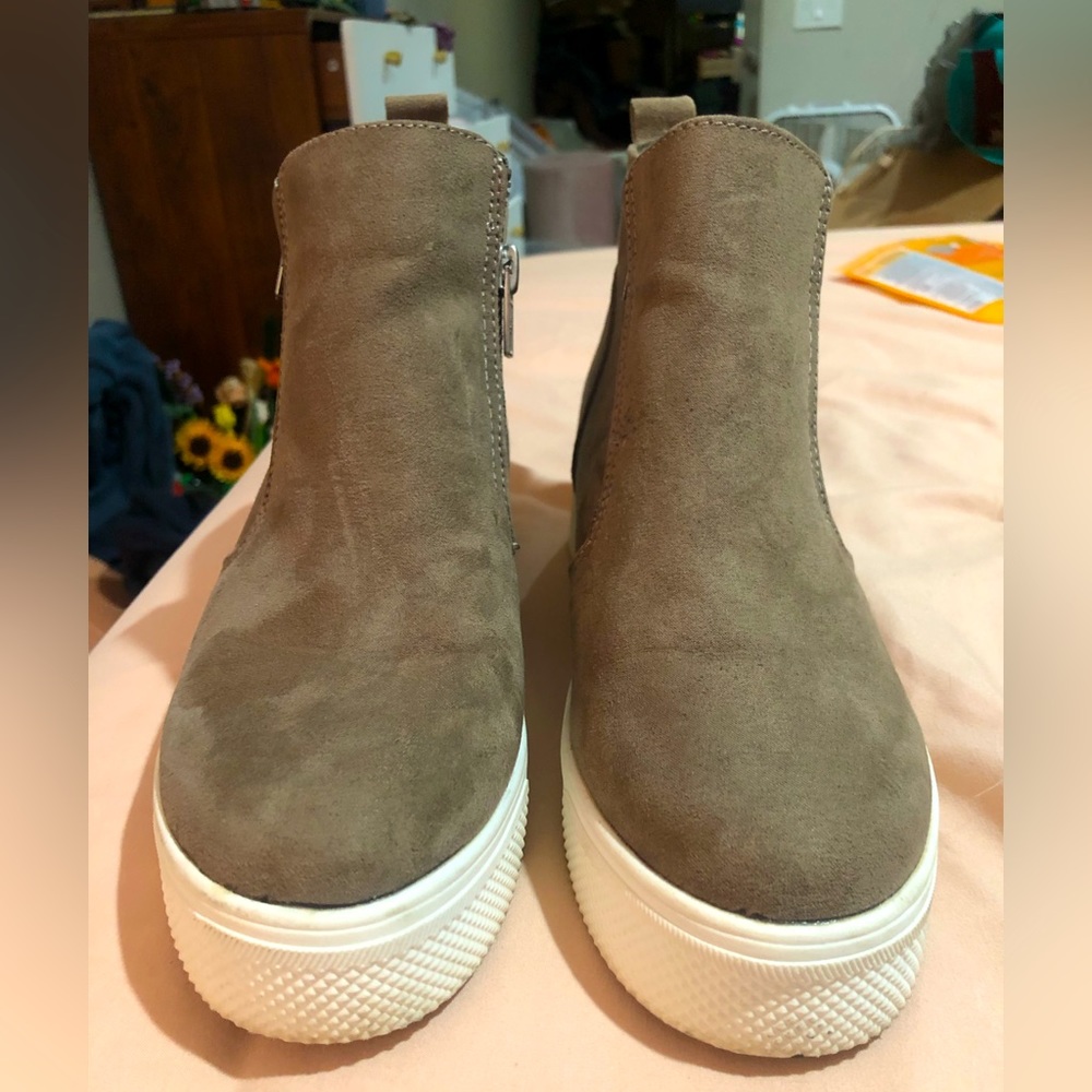 Tan women’s hidden wedge sneaker, size 7, memory foam